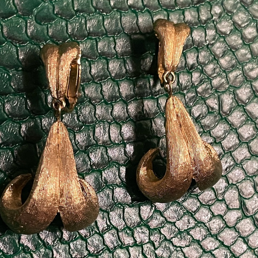 Vintage Schrager Gold Plated Earrings
Pristine